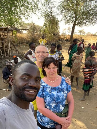Das mit den Selfies scheint anzustecken. Denis will unseren Besuch im Dorf noch festhalten.