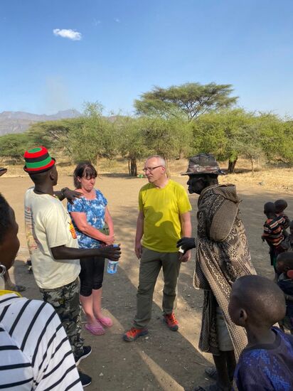 Wir verabschieden uns vom Dorfältesten. Er begleitet uns bis zum Ausgang des Dorfes. Die Älteren haben hier das sagen. Auch Emma hat vor ihm die notwendige Hochachtung. Der Besuch geht zu Ende und wir haben viel Neues erfahren. Morgen besuchen wir ein weiteres Dorf.