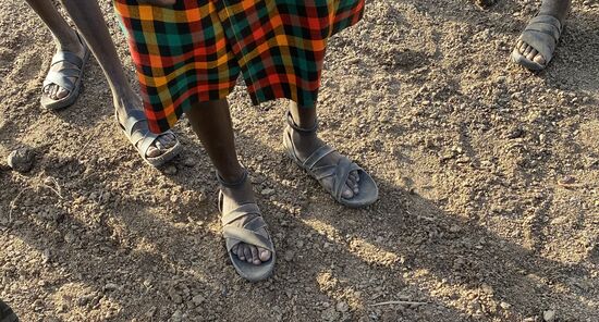 Und auch die Schuhe sind aus Gummi- und um die Knöchel tragen sie diese Gummireifen