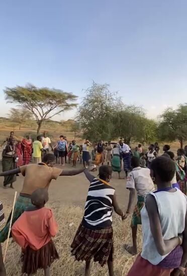 Auf dem Dorfplatz haben sich viele Bewohner versammelt und wollen uns einen Tanz vorführen und auch noch mit uns Spielen.