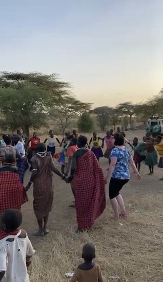 Ehe man sich versieht ist man dabei. Alle sind sehr fröhlich, tanzen und singen.