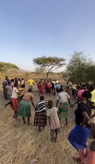 Auch Thomas kann sich nicht ausschließen. Man hat ihn eingefangen und mit in die Runde genommen.
