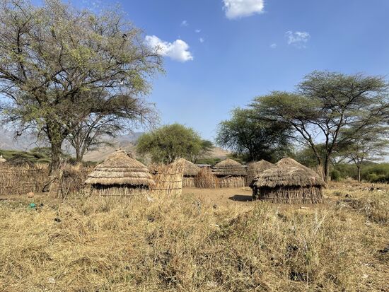 Wir sehen weitere Häuser der Bewohner.