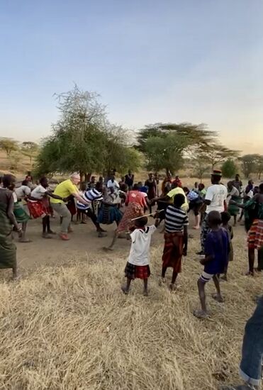 Und dann wird noch gespielt. Es gibt ein Tauziehen ohne Tau. Die Karamajong spielen für ihr Leben gerne, teilweise bis spät in die Nacht. Das Tauziehen gewinnt übrigens die Mannschaft von Thomas 
