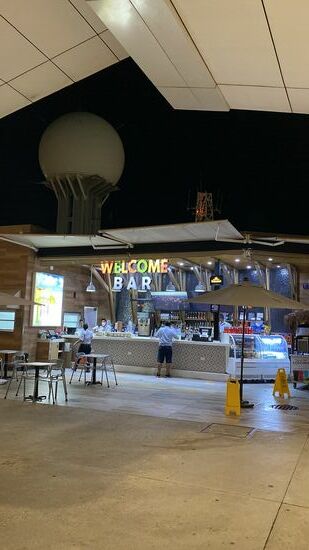 Warten am Flughafen: Hier könnte man schon mal den ersten Tequila genießen