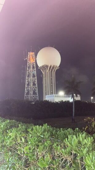 Wir warten anders falschen Stelle- Fernando steht am Parkplatz für „Family and friends“.
Er darf nicht auf den anderen Parkplatz- der ist nur für Taxifahrer und er gerät in Verdacht ein „Uber“ Fahrer zu sein, die hier nicht fahren dürfen
So dauert es eine Weile bis wir uns gefunden haben