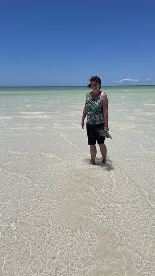 Etwa 200 Meter vom Strand entfernt ist eine Sandbank, auf der das Wasser max. bis zum Knöchel geht. Hierher zu kommen ist auch nicht schwierig. Maximal bis zur Hüfte reicht das Wasser.