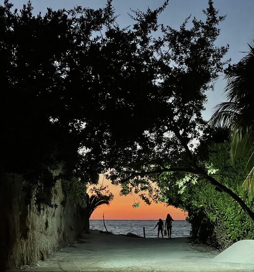 Abends vor unserem Hotel