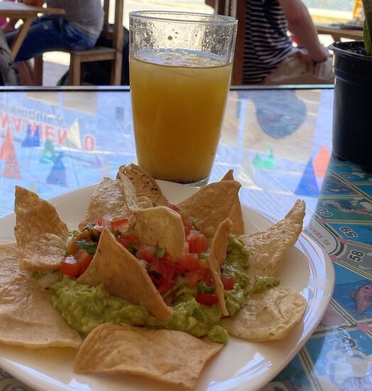 Da wir noch viel Zeit haben, setzen wir uns in ein kleines Restaurant und bestellen unsere geliebte Guacamole mit Chips