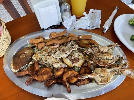 Wir bestellen uns eine Fischplatte für 2 Personen