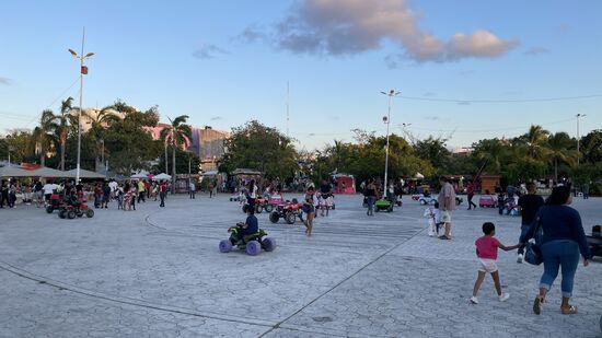 Hier ist heute —oder jeden Abend? - ein großer Markt mit vielen Ständen und Attraktionen. Hier können sich die Kleinsten in Fahrzeugen „austoben“