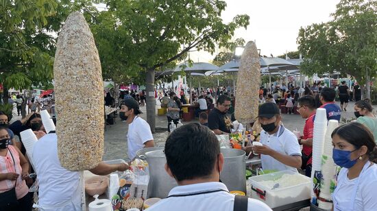 Hier gibt es entweder geröstete Maiskolben und noch etwas anderes Interessantes ….