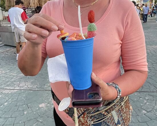 Der Becher ist gefüllt mit Mango-Parfait und stark dekoriert