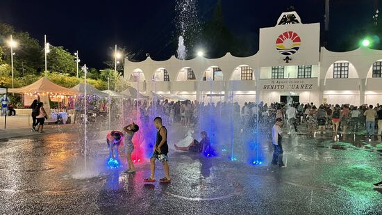 Hier haben die Kinder Spaß, die bunten Wasserfontänen mit ihren Körpern zu bedecken