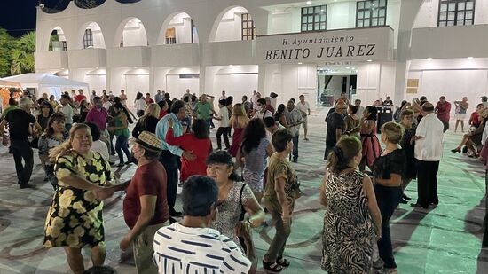 Das gefällt uns besonders: auf einem großen Platz spielt Musik und die mexikanischen Paare haben sich zum Tanz herausgeputzt und schwingen das Tanzbein