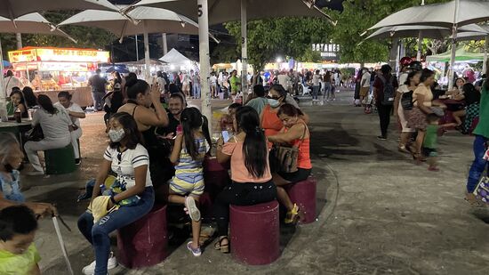 Wir schauen noch eine Weile, besuchen dann eine Eisdiele und gehen dann heim.
Morgen gehts weiter nach Ecuador!