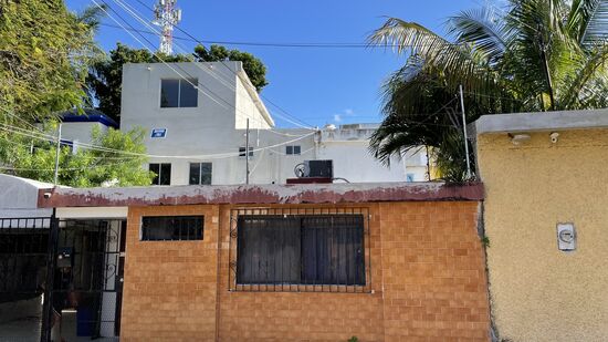 Rosy empfängt uns und erklärt uns auch noch mal die Sicherheitsvorkehrungen. Die Türen sind mit einem Code zu öffnen. Alle Häuser sind hier vergittert und überall Gittertore vor den Häusern. Ist wohl keine absolut sichere Gegend ….!?