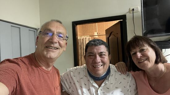 Wir sind überpünktlich am Abend in Guayaquil gelandet. Fabrizio hat uns vom Flughafen abgeholt und uns zum Hotel seiner Mutter gebracht.