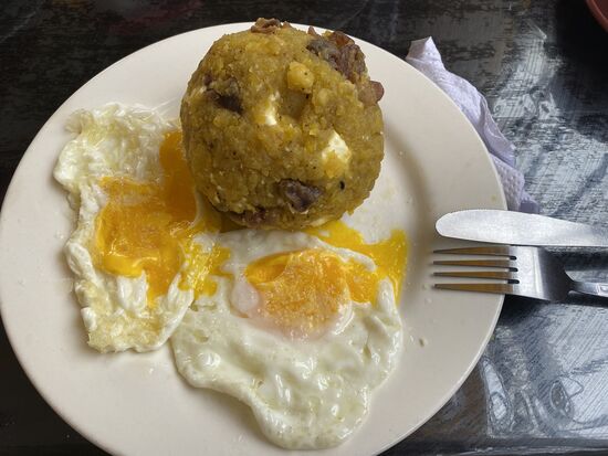 Dieser Boule besteht aus den Kochbananen, den „platanos“ , Käse und Speckwürfeln—ganz schön mächtig, selbst ich schaffe nicht alles