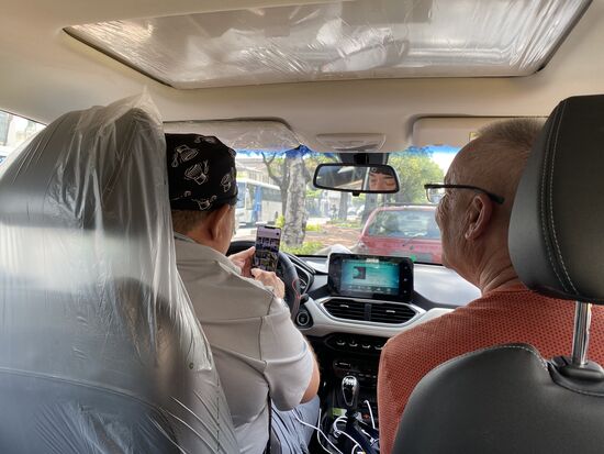 Nun sind wir unterwegs: Fabrizio fährt, telefoniert, redet und zeigt Thomas Fotos.
Ich versuche auf der Rückbank zu entspannen