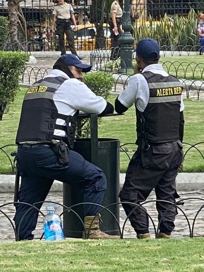 Auffällig hier in diesem - aber auch in vielen anderen Parks - ist die hohe Präsenz von Polizisten bzw. Sicherheitspersonal. Fabrizio erzählt uns, dass die Regierung sehr viel investiert, um die Kriminalität weiter zurück zu drängen. Es macht sehr gute Fortschritte. Es gebe zwar einige Nachbarschaften, in die er auch nie bei Nacht gehen möchte, aber in allen Zonen, in denen Polizei präsent ist, gibt es kaum Kriminalität. Übrigens haben wir immer wieder festgestellt, dass sie sehr hilfsbereit sind und immer freundlich grüßen.