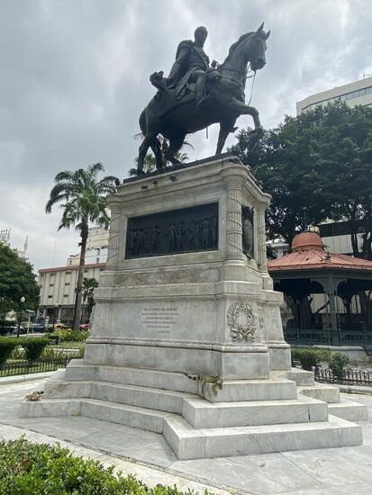 Übrigens sind die Parks in der Stadt sehr gepflegt. Vor 10 Jahren war dieser Stadtteil sehr schmutzig und schäbig. Dann gab es eine Initiative, die Stadt zu verschönern. Wir können bestätigen: es ist gelungen.