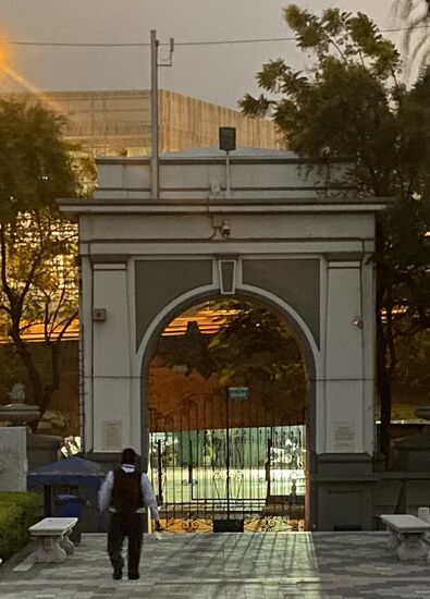 Irgendwann ist aber die Geduld des Wachmanns verbraucht und er geleitet uns zum Ausgang. Immer darauf achtend, dass wir nicht wieder ausbrechen.