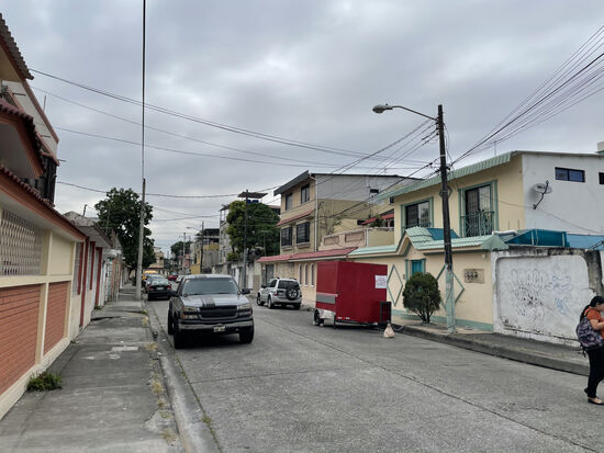 Hier in der Straße wohnen wir—hinter dem roten Anhänger ist dass kleine Hotel