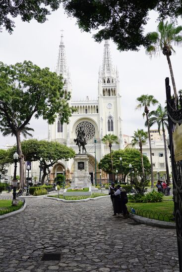 Die „Catedral Catolica Metropolitana de Guayaquil“ (offiziell Kathedrale St. Peter) ist gleich nebenan. Sie ist relativ neu (gebaut von 1924 bis 1937). Die ursprüngliche Kathedrale war komplett aus Holz und fiel in 1892 einem großen Feuer zum Opfer.