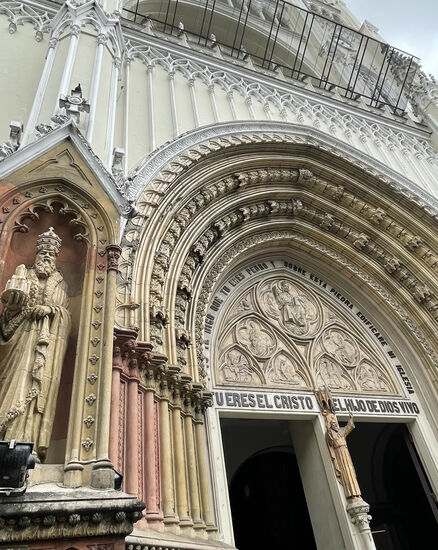 Die Verzierungen an der Kathedrale sind sehr schön und bis ins Detail hervorragend herausgearbeitet.