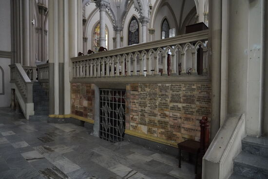 Wir setzen uns eine Weile auf eine Bank vor die Krypta der Kathedrale. Hier sind viele Priester beigesetzt.