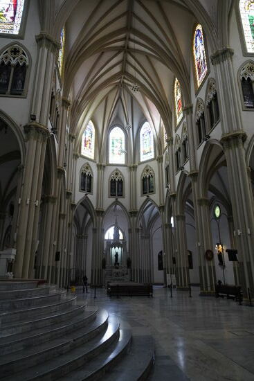 Eines der Seitenschiffe mit beeindruckenden Fensterbildern. Jedes Fenster der Kathedrale hat eine andere Abbildung.