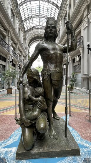 Diesen Herrschaften verdankt Guayakil seinen Namen. Einer Legende nach verweist ein legendärer Häuptling der Puruhá-Indianer namens Guayas und seine aus dem Hochland stammende Frau Quill, die der Legende nach er getötet haben soll, bevor er sich selbst ertränkte, um nicht den Spaniern in die Hände zu fallen. 
Es gibt aber viele weitere Theorien und Legenden. Die Gründung geht jedoch in allen Versionen auf die Zeit um 1542/43 zurück.