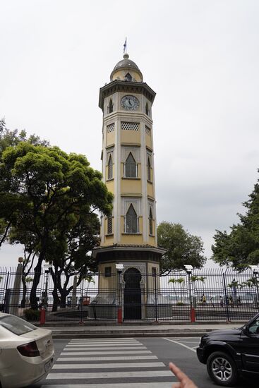 Torre Morisca - er steht am Malecon 2000. Eigentlich kann der Glockenturm bestiegen werden, zurzeit doch nicht. Er ist achteckig und hat 4 Etagen. Fabrizio erzählt uns, dass man innen die Konstruktion der Uhr bewundern kann.