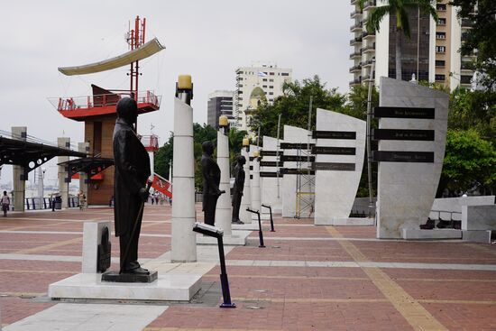 Guayaquil ist die zweitgrößte Stadt Ecuadors mit ca. 2,7 Millionen Einwohnern und hat viele Präsidenten hervorgebracht. Auf der Malecon 2000 stehen die entsprechenden Statuen der ehemaligen Präsidenten.