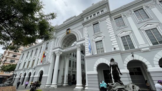 Regierungspalast links und Universität rechts - ein Gebäude wurde zwei Zweckbestimmungen zugeführt.