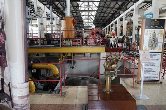 Fabrizio führt uns auch noch zu einem Firehouse-Museum. Es ist sehr beeindruckend, wie sich die Feuerwehr in dieser Stadt entwickelt hat.