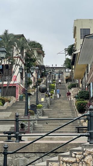 Diese Treppe geht es gleich hoch: hoch auf den Santa Ana Hill durch das Viertel Las Peñas