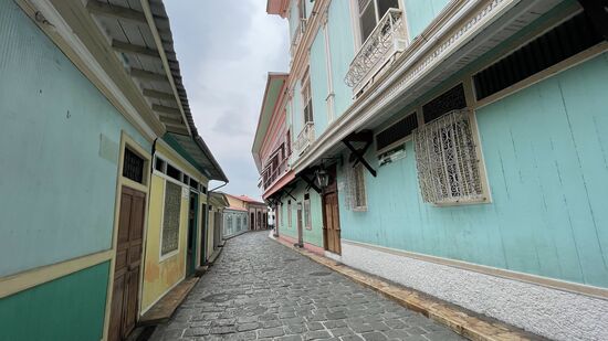 Die Fassaden dürfen nicht verändert werden. Die Häuser bestehen zum größten Teil komplett aus Holz. Lediglich ein Neuanstrich ist erlaubt