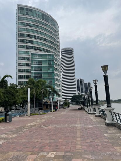 Und weiter geht es auf der Promenade Malecon 2000 mit seien modernen Büro-Towern. Hier stand vor 2000 eine Brauerei. Diese wurde nach außerhalb der Stadt verlagert.