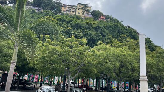Ein Blick hoch auf wunderschöne Häuser von Las Peñas