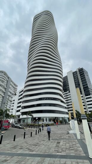 Eines der sehr modernen Bürogebäude. Die Stadt blüht und entwickelt sich. Das Gebäude wird Twister bzw. Schraube genannt.
