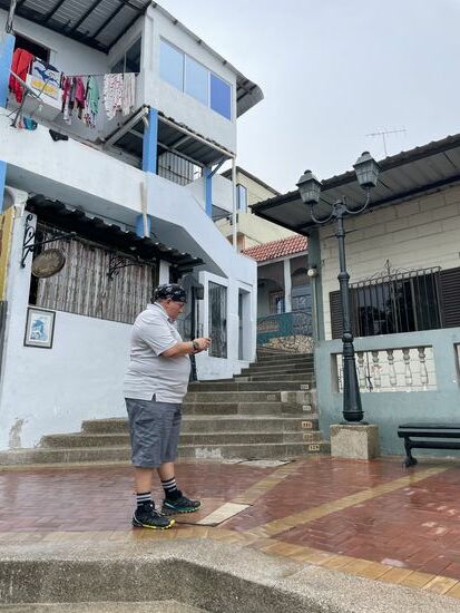 Fabrizio macht immer mal wieder eine kurze Pause beim Besteigen der Treppen. Er ist Bitcoin-Trader und hängt ständig an einem der drei Handy´s, die er bei sich hat. Die Pausen kommen ihm aber vielleicht auch gelegen. 