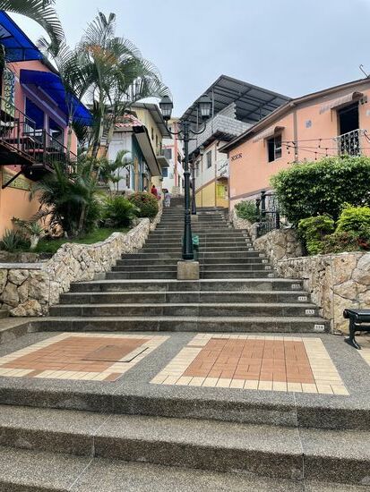 Links und rechts der Treppen sind fast ausschließlich Restaurants, Bars, Diskotheken und kleine Geschäfte. Alle 100 Meter steht ein Polizist. Diese Zone ist laut Fabrizio sehr sicher, die Stadt legt sehr viel Wert darauf, dass hier keine Kriminalität aufkommt. So ist zum Beispiel hier auch der Konsum von Alkohol an den Straßen und Treppen untersagt. Die Behörden sagen aber auch, man solle nicht durch die eisernen Tore neben der Treppen gehen. Da beginne ein Bereich, der von der Polizei nicht überwacht wird.
