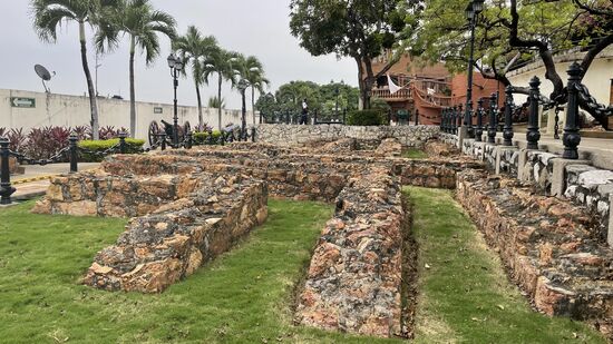 Knapp vor dem Gipfel sehen wir noch eine Festung mit Kanonen und den Resten eines alten Piratenschiffs. Alles ist sehr gut erhalten, keinerlei Grafitti Schmierereien - die Polizei passt auch hier aus. Diese Situation ist keineswegs bedrückend oder belastend. Eher fühlt man sich gut aufgehoben.
Denn alle Polizisten lächeln und grüßen!!