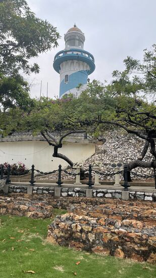 Da ist unser Ziel - der Leuchtturm. Wieviel Treppen mögen es wohl im Turm sein?
Der Aufstieg ist recht anstrengend - es ist zwar bewölkt, aber drückend heiß. Immerhin 35 Grad!
Der Schweiß strömt 