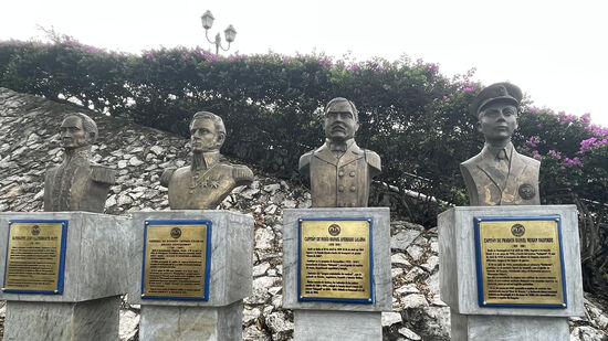 Monumente einiger Admiräle, die sich für die Stadt verdient gemacht haben.