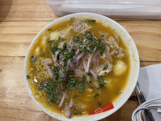 … und wir haben noch nichts gegessen. Wir besuchen ein kleines Restaurant und bestellen uns Tuna Encebollado. Es handelt sich hierbei um einen Eintopf, der frisch zubereitet wird. Frischer Thunfisch, viel Zwiebeln, Brühe, Tomaten, Chilli und Yuka (die wie Kartoffeln schmecken). Es ist speziell hier in der Küstenregion Ecuadors ein traditionelles Gericht, welches eigentlich morgens zum Frühstück gegessen wird. Insbesondere bei einem Hang-over, wie Fabrizio sagt. Aber es wird auch zum Lunch oder Dinner gegessen. Einfach - günstig - köstlich!