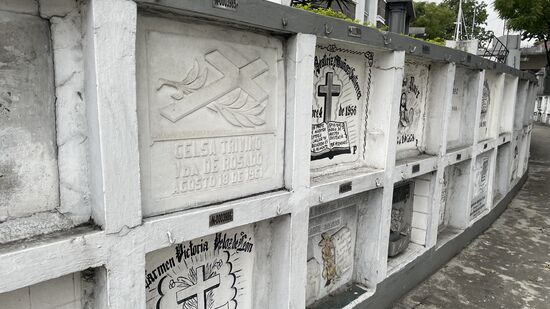 Wir sind erschlagen von der Größe der Stätte. Überall, wo wir hinschauen, Gräber und Grabstätten. Hier die etwas günstigeren Varianten.