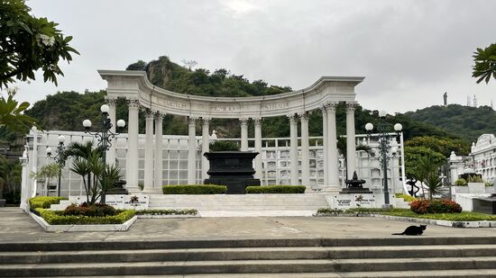 Und hier gibt es nur Spekulationen, was diese Grabstätte gekostet hat.
Auf dem Friedhof liegen Präsidenten, berühmte Persönlichkeiten, aber auch normale Bürger. Ecuador hat sehr viele Einwanderer aus Südamerika, aus Italien und aus dem Libanon. Dementsprechend sind auch viele Gräber von Verstorbenen aus diesen Ländern zu finden.